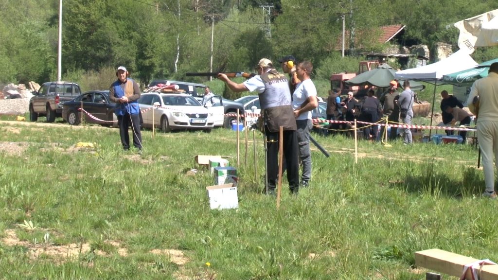 Гађање глинених голубова одушевило ловце