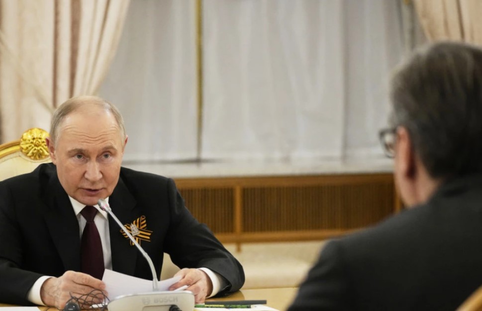 Вучић добио од Путина сат, пушку, књигу и вино