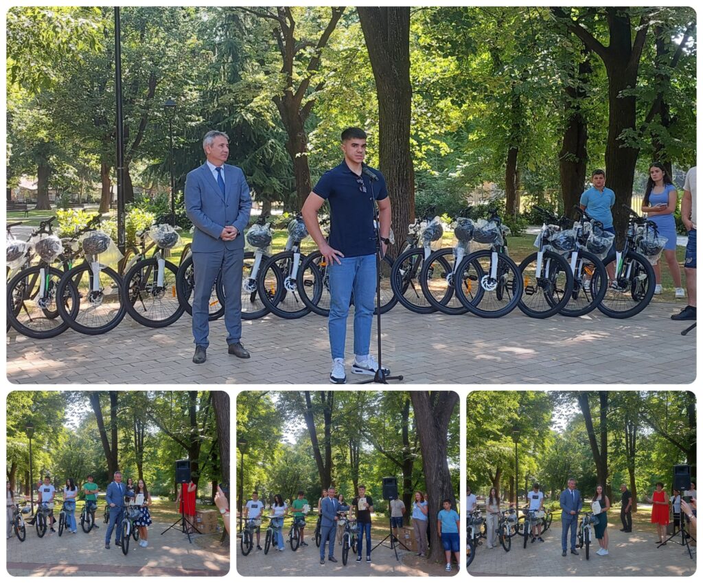 Бициклима и захвалницама крунисан труд ђака генерације