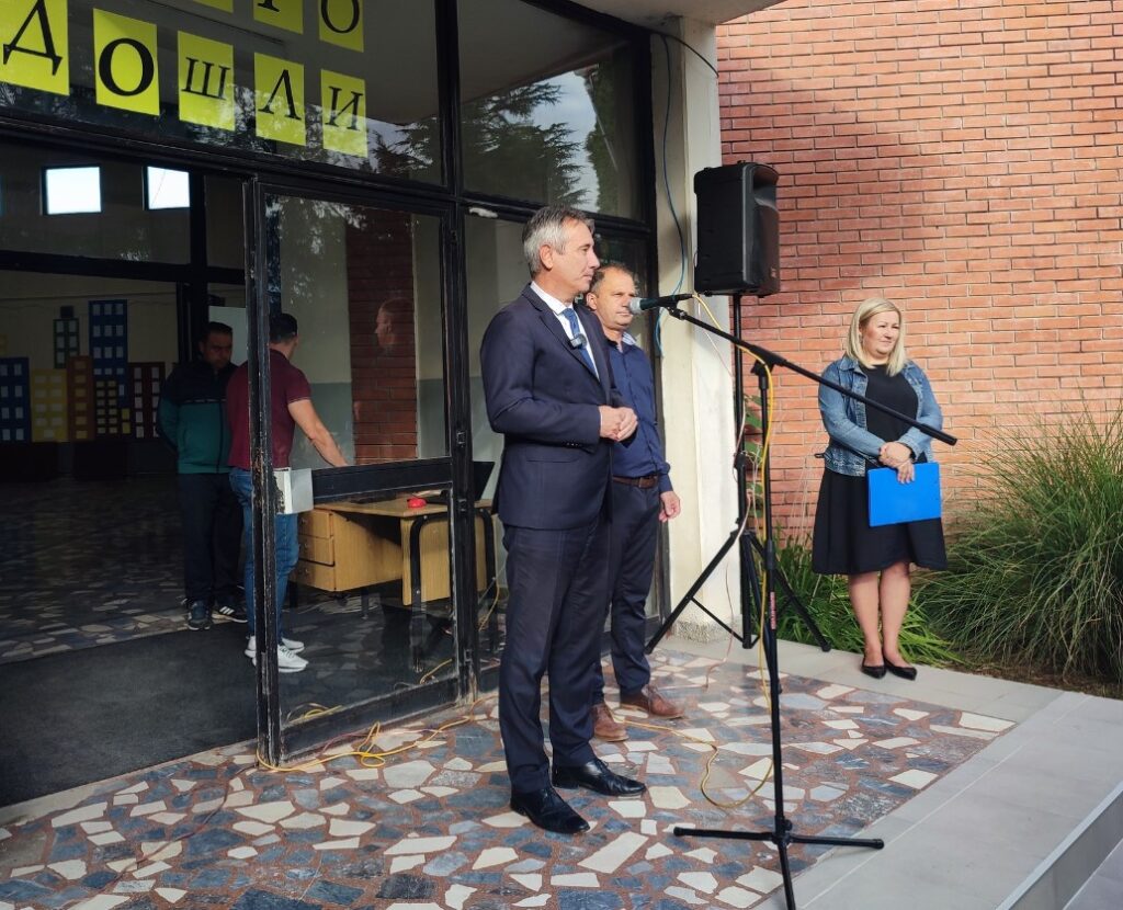 Градоначелник др Слободан Миленковић пожелео првацима у Ратају срећан почетак школске године