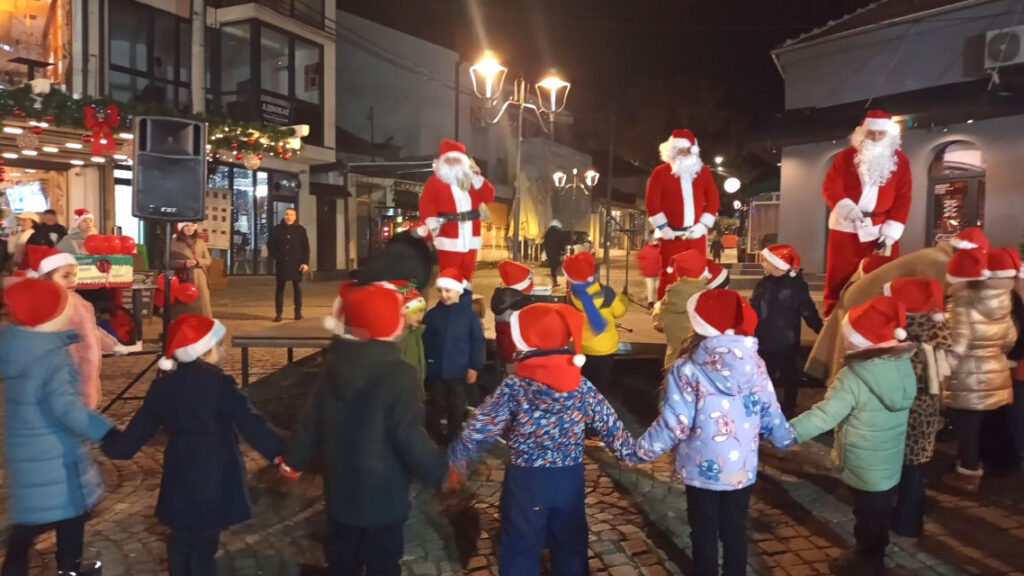 Предшколци и кутија новогодишњих жеља на Стази врањског Деда Мраза