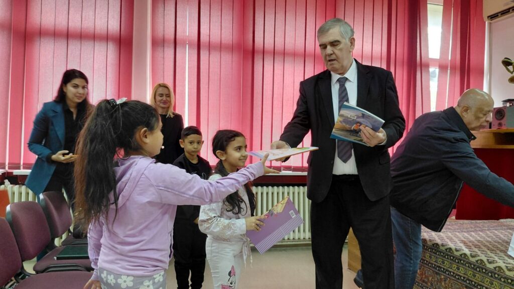 Министар Бериша у Вуковој школи поделио уџбенике на ромском језику