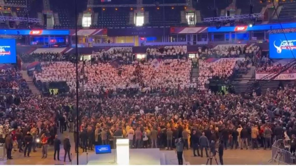 (VIDEO) PORUKA IZ BEOGRADSKE ARENE: „OD SRBIJE RUKE DALJE, PICULA TI PARE ŠALJE, REVOLUCIJO!“