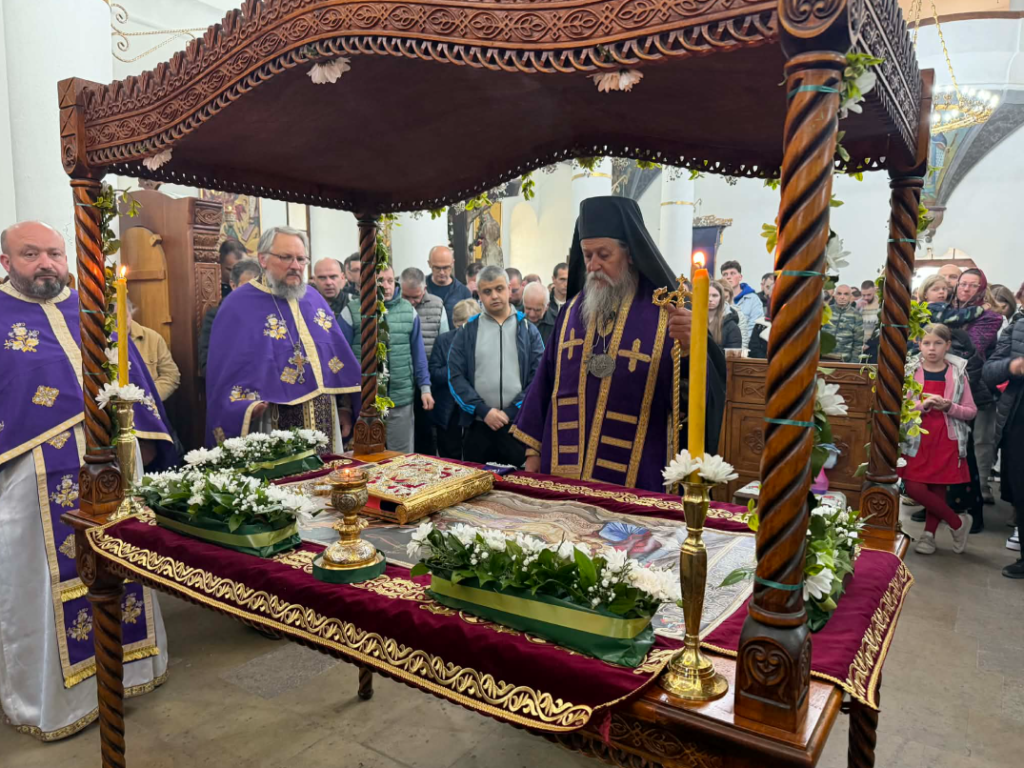 Изношење Плаштанице у Саборном храму у Врању