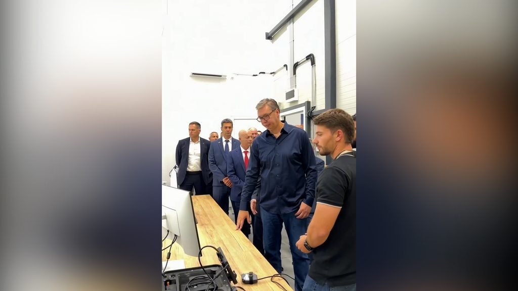 Председник Вучић отворио фабрику за склапање дронова израелске производње