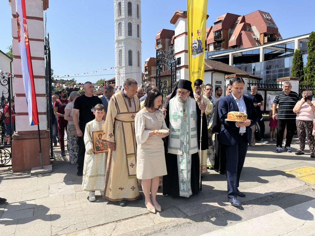 Литије кренуле улицама града