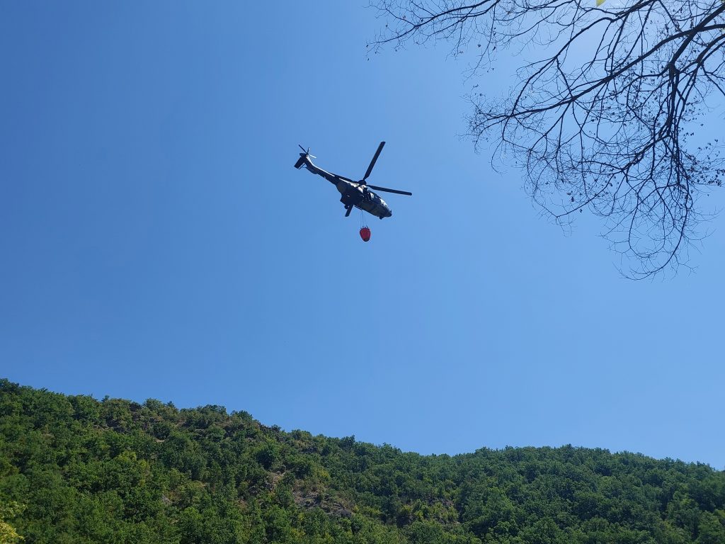 Хеликоптери и данас гасе пожар на Козјаку