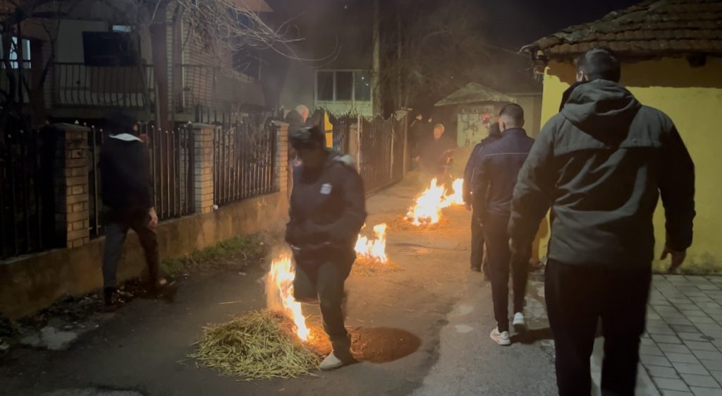 Прескакање Каравештице у Собинској улици-традиција која траје деценијама