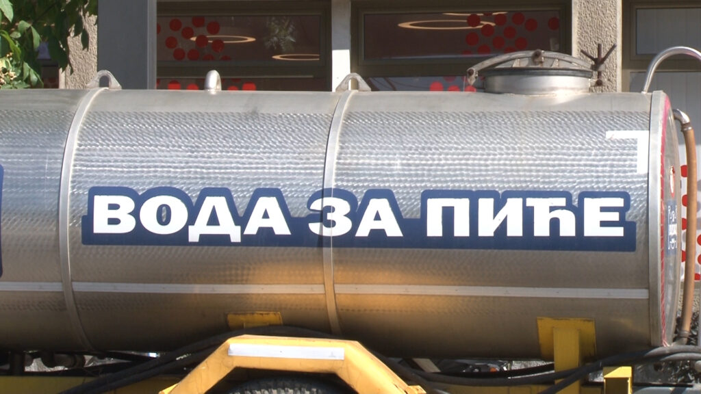 Цистерна са пијаћом водом у центру града на услузи грађанима