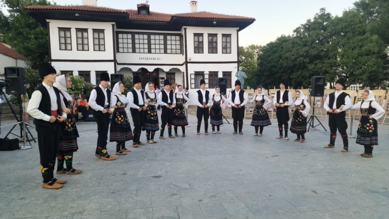 „Дани Врања“ настављени наступом фолклорaша