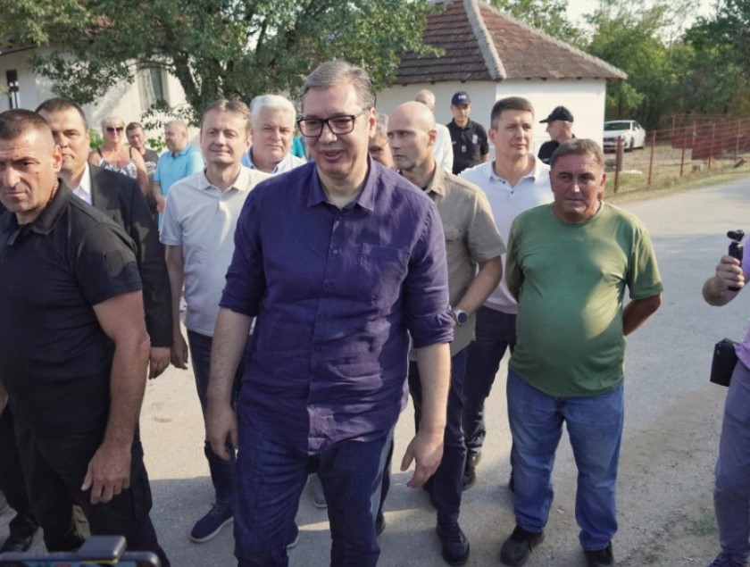 Вучић: Обезбедићемо и нове куће и стоку породицама оштећеним у пожарима