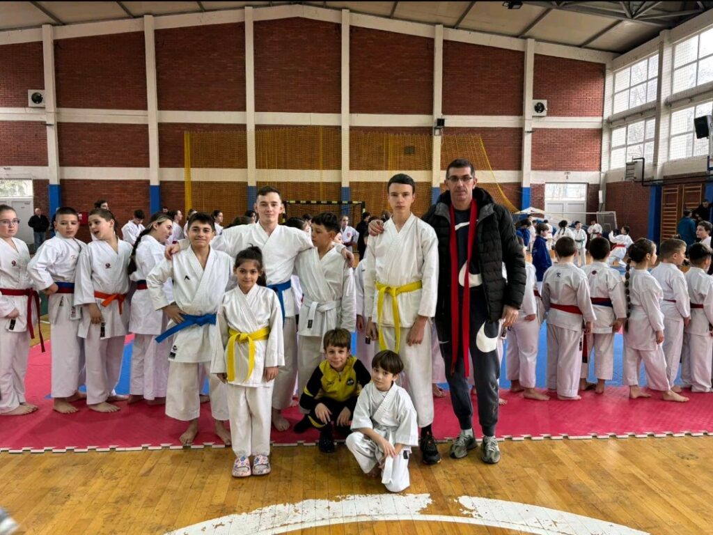 Карате клуб Врање заблистао у Куманову – 9 златних медаља за памћење