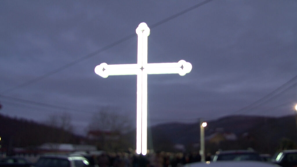 Центар села Тибужде обасјан часним крстом