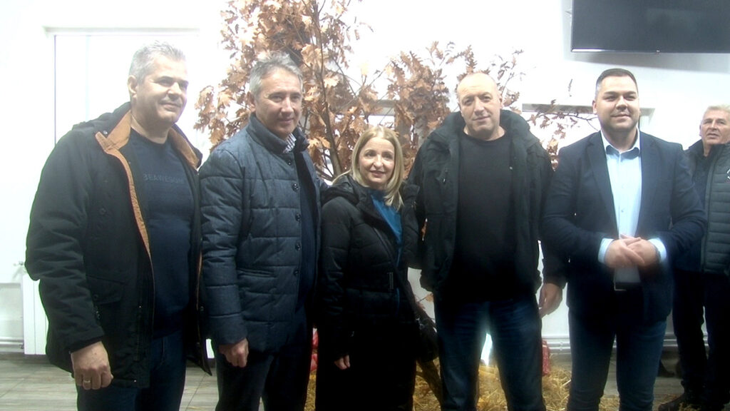 Врањски напредњаци обележили Бадњи дан уношењем бадњака