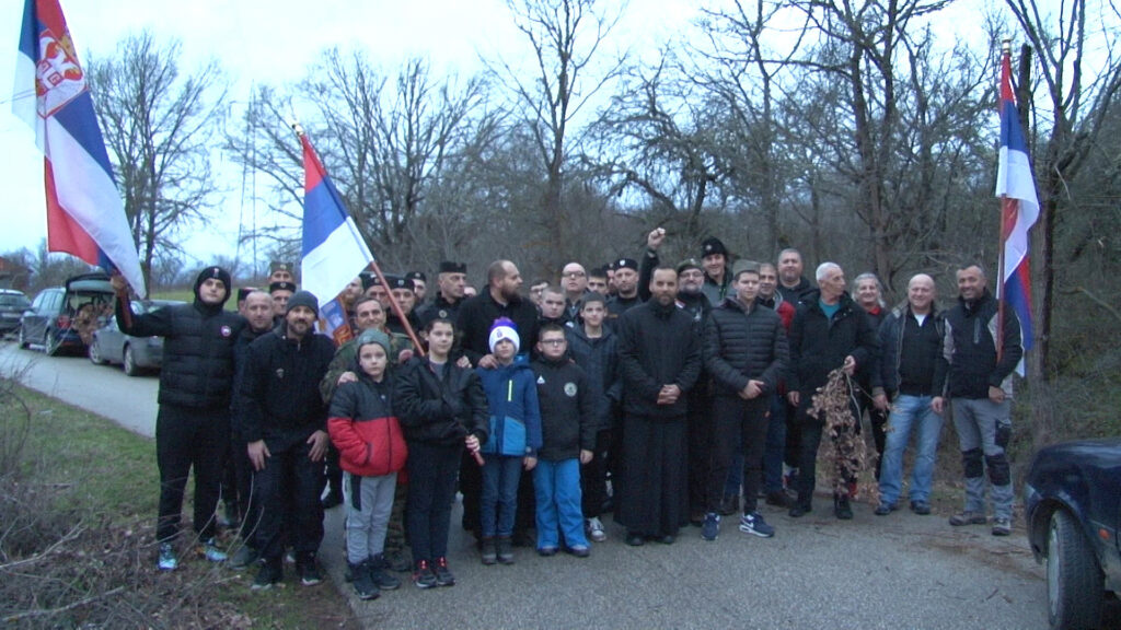 Свештенство и народ заједно секли бадњак