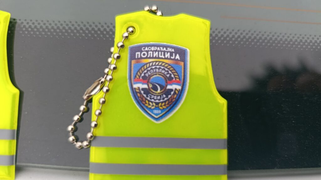 Дељењем привезака „Буди безбедан“ до веће свести возача у саобраћају