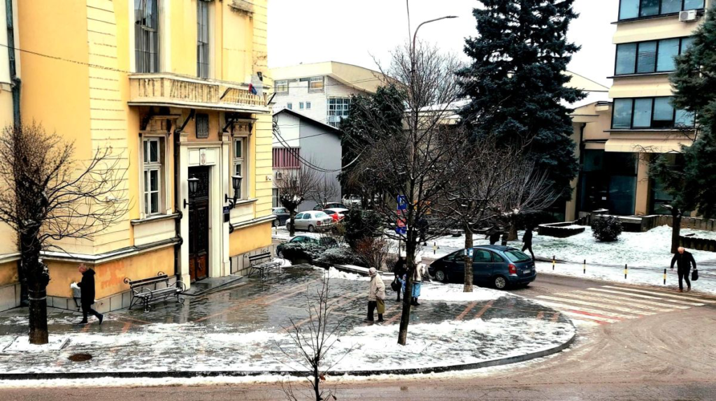 Неопходно редовно уклањање снега и леда са јавних површина