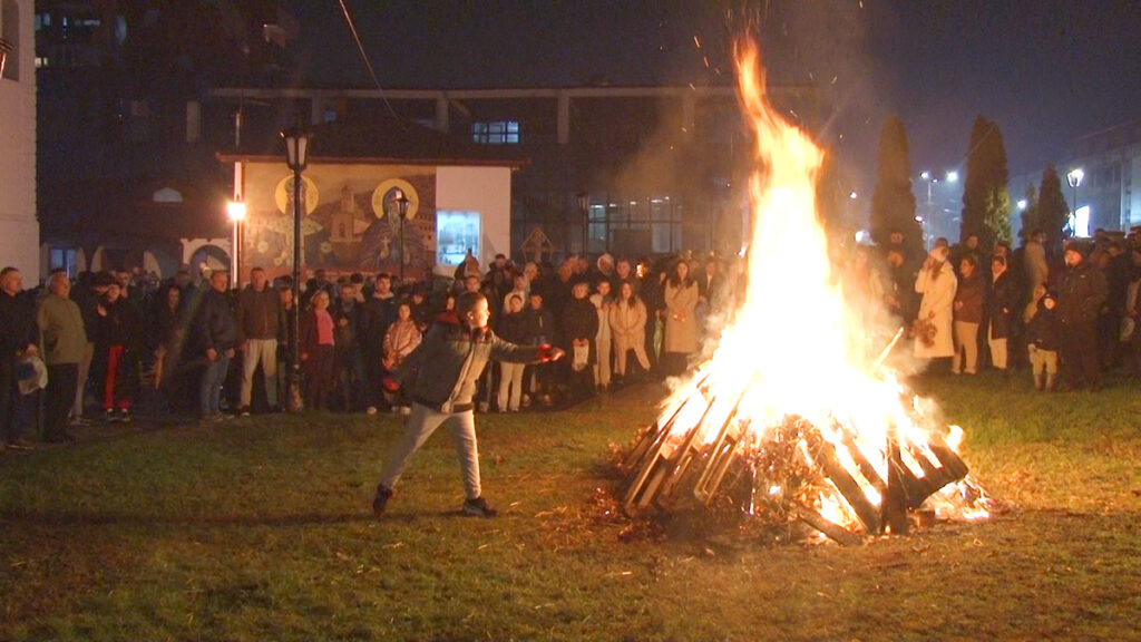 Извршено традиционално налагање бадњака