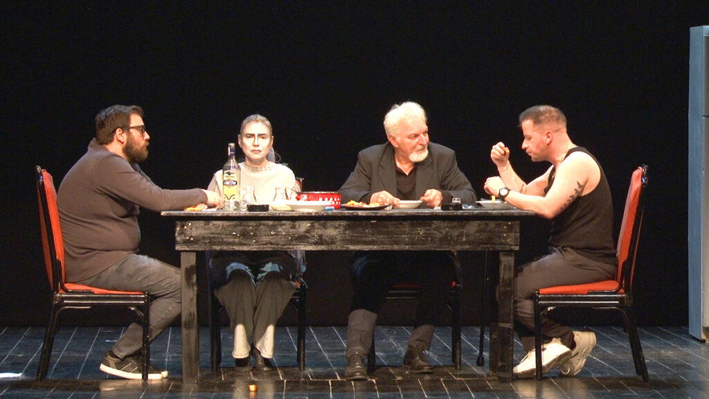 „Хладне руке“ или „Шта ће чаршија да каже?“