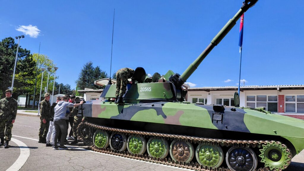 Војска отворила врата врањским средњошколцима