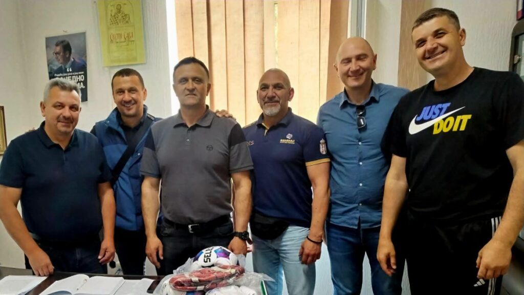 Подршка сеоским школама: Уручена спортска опрема ОШ „Бора Станковић“
