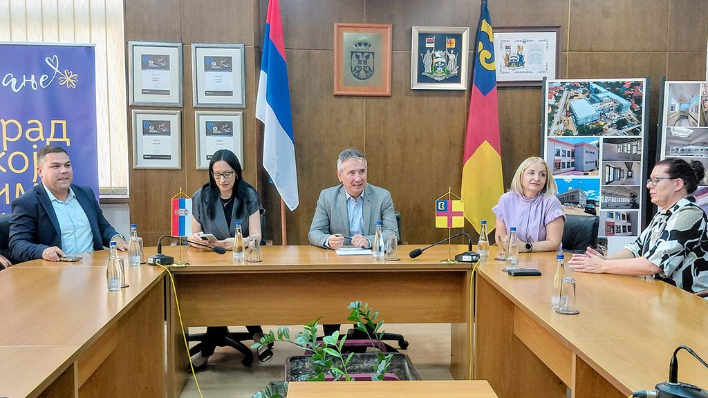 Ђаци прваци у Врању добијају на поклон ранчеве са прибором