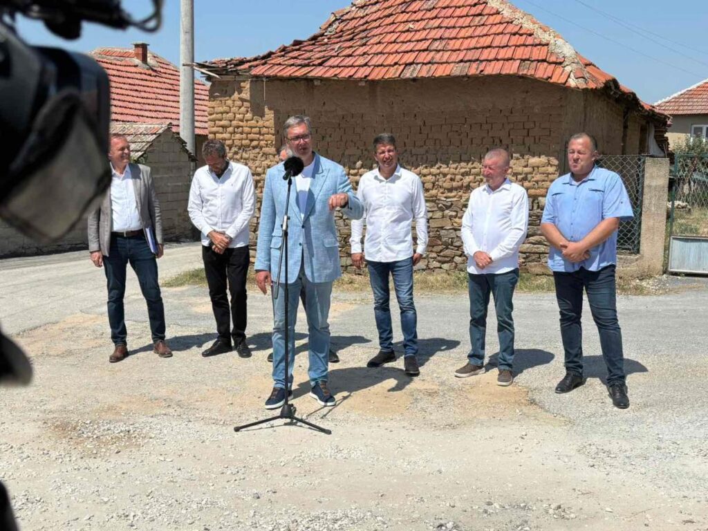 Председник Србије Александар Вучић стигао је у село Стрезовце. Дочекао га велики број људи