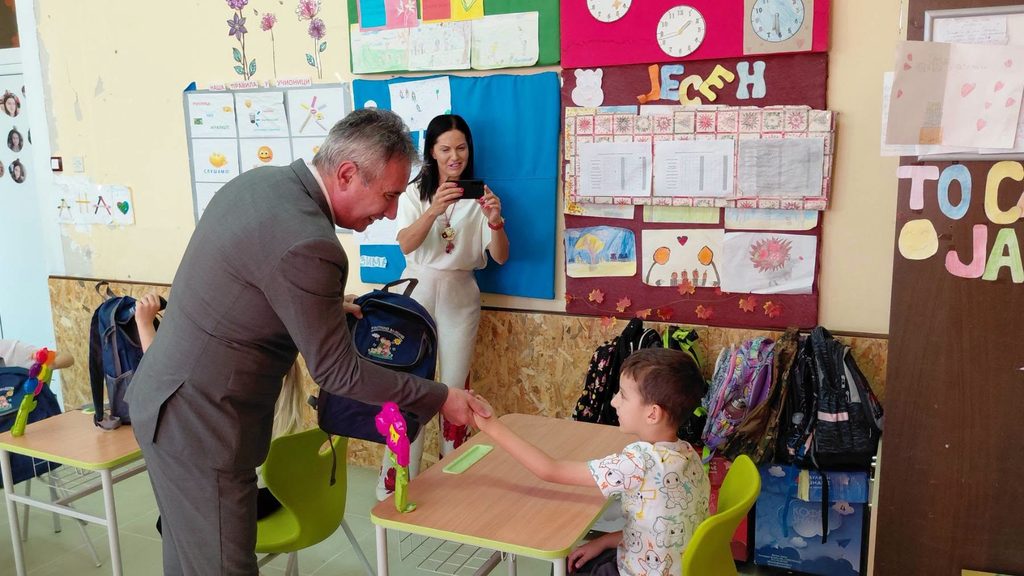 Градоначелник Миленковић са ђацима првацима у ОШ“1.мај“у Вртогошу