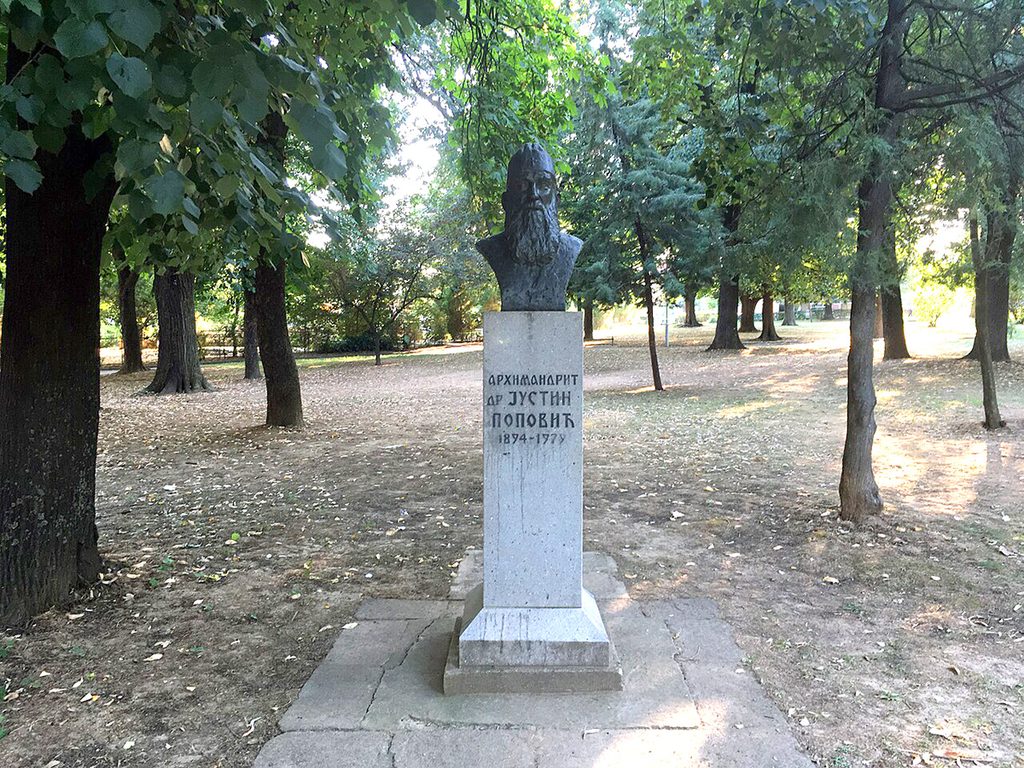 Симбол духовне снаге Врања: Биста Преподобног Оца Јустина Поповића у Градском парку