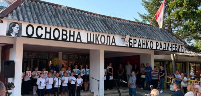 У школу “Бранко Радичевић“ кренуо 81 првак