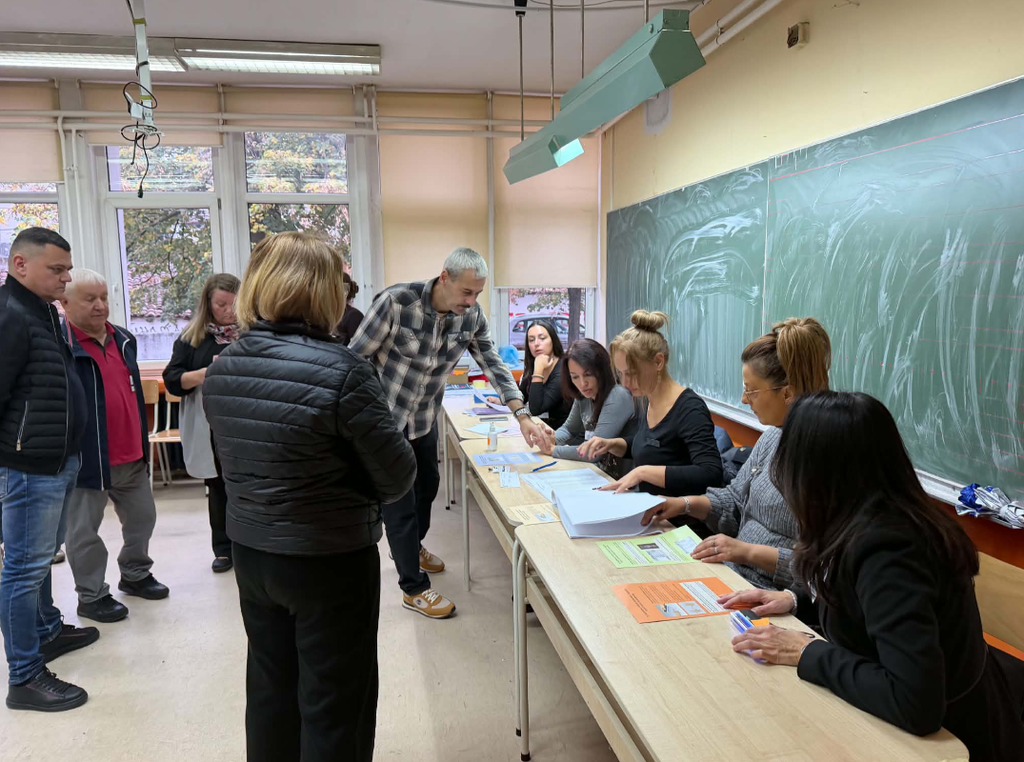 Бирачко место 26 отворено на време: Први гласач у 7:03